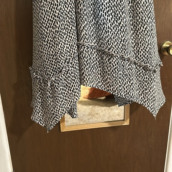 Sleeveless Black and White Dress - Picture 3 of 5